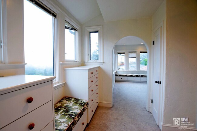 Building Photo - Timeless 4 Bedroom in West Montclair