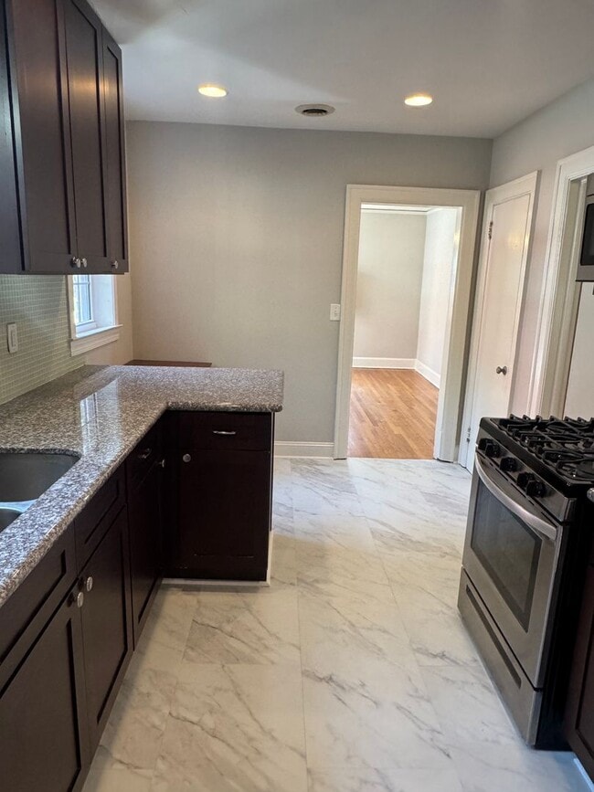 Building Photo - Adorable Home