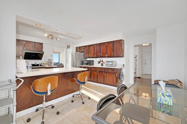 Building Photo - 1733 Harmon Cove Tower