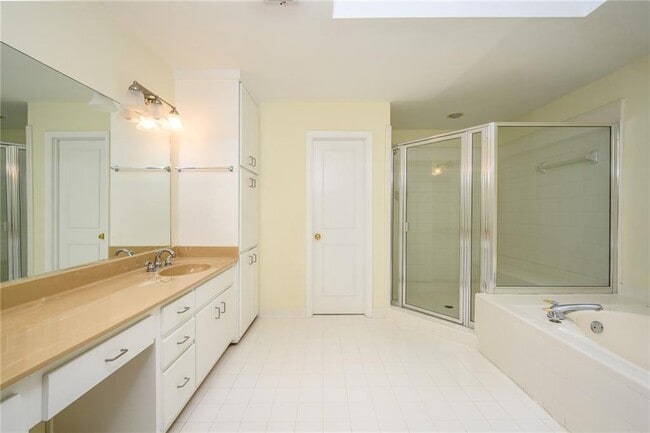 Building Photo - 1034 St James Crossing