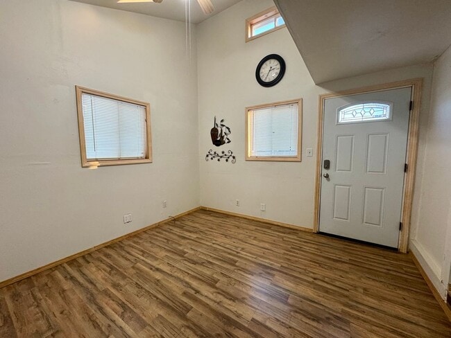 Building Photo - ADORABLE KENAI HOME