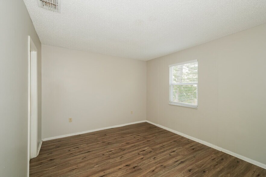 Building Photo - 856 Buttercup Dr