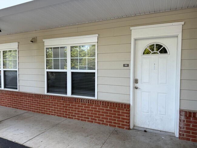 Building Photo - Immaculate 3/2bath one level unit- ETSU Campus
