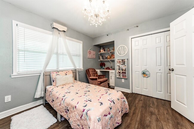 Building Photo - 11 10th Ave N