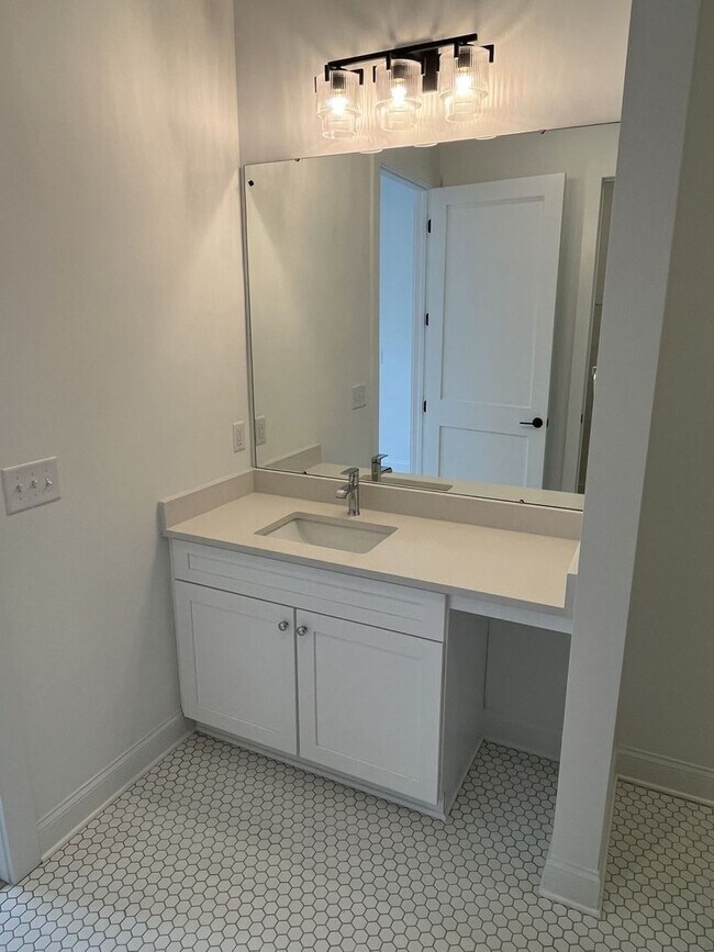 Building Photo - Brand New 2 Bed Condo in Cornelius