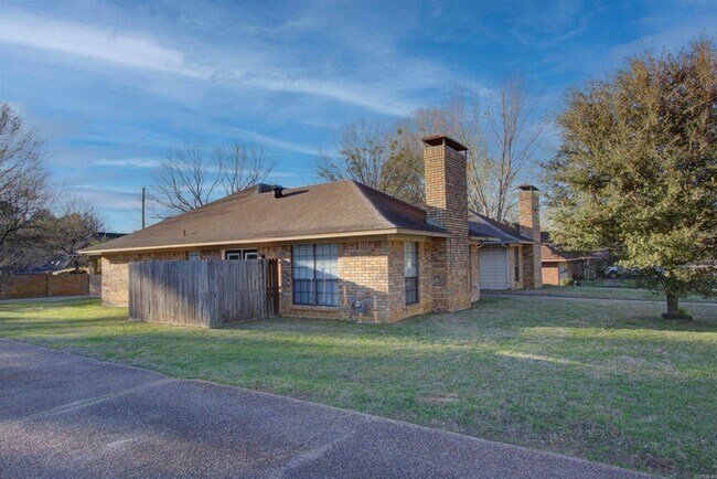 Building Photo - 5805 Sidney Dr