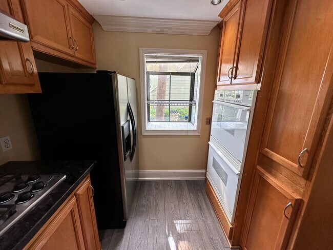 Building Photo - Morningside on the Lake Downstairs 1 Bedroom 1 Bath