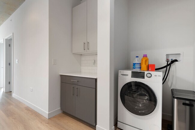 Building Photo - 853 W Blackhawk St