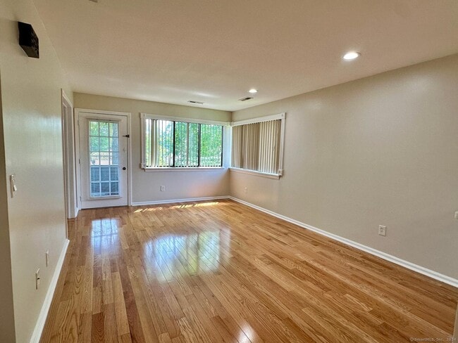 Building Photo - 17 Lance Cir