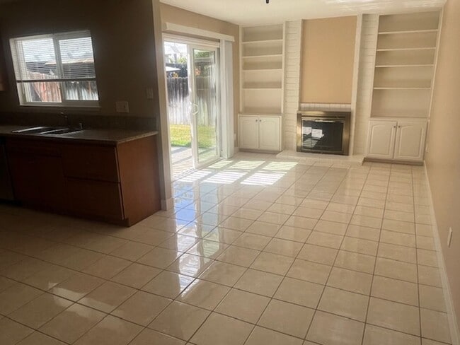 Building Photo - $2,975 4 BEDROOM 2 BATH + OFFICE/ DEN (RIV...