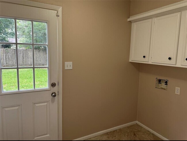 Building Photo - 17406 Spicewood Springs Ln
