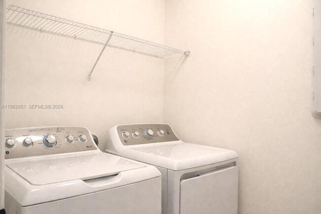 Building Photo - 5243 Rivo Alto Cir