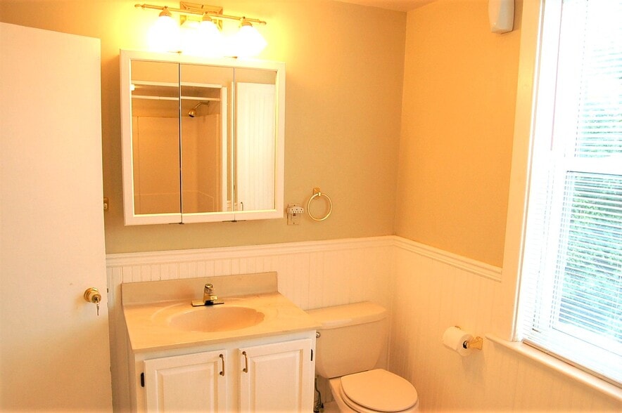 Building Photo - 1527 Orangewood Ave