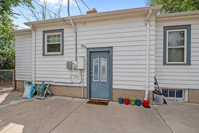 Building Photo - Updated 3-Bedroom, 2-Bath Home in the Hear...