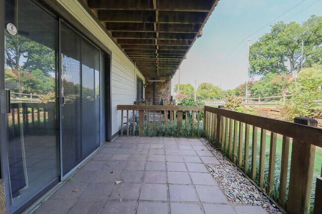 Building Photo - $1,655 / 2 Bed / 2 Bath / 1,150 sqft REMOD...