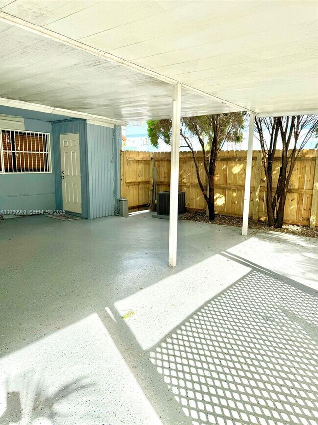 Building Photo - 220 W 68th St