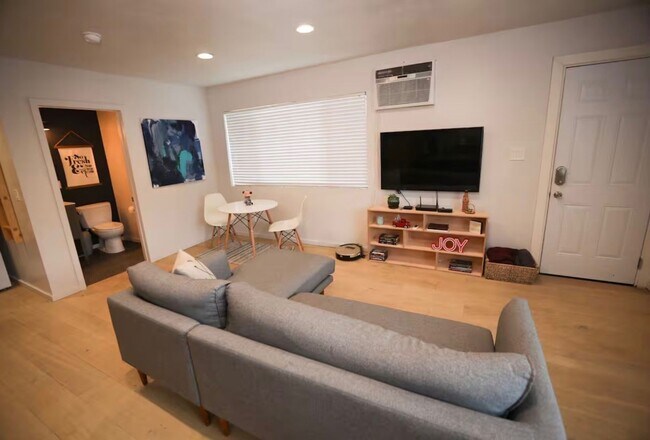Building Photo - Charming Studio Condo in Pasadena