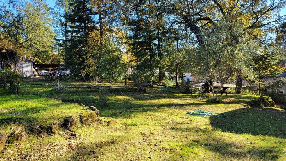 Building Photo - 450 Sky Oaks Dr