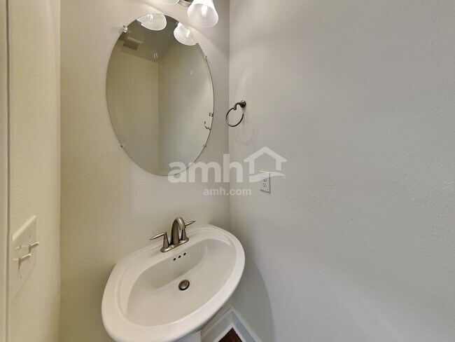 Building Photo - 413 Pine Terrace Dr