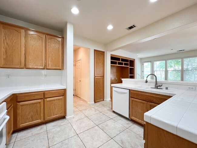 Building Photo - South Napa Three Bedroom House