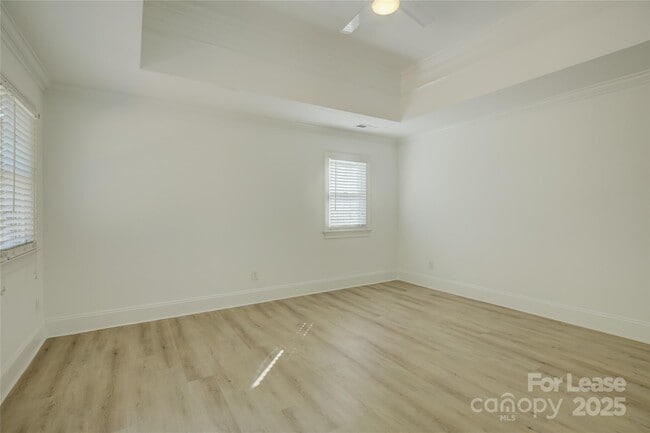 Building Photo - 448 N Summit Ave