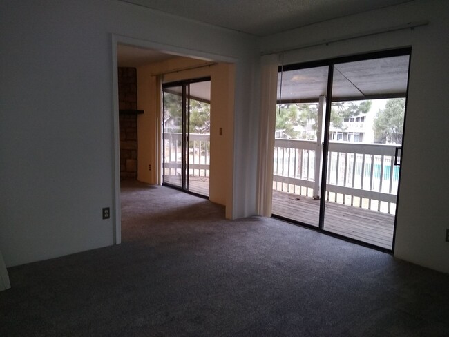 Building Photo - Awesome 2 Bedroom w/ Study 2 Bath Robinwoo...