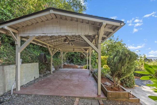 Building Photo - Charming Beach Drive Craftsman w/ AC and V...