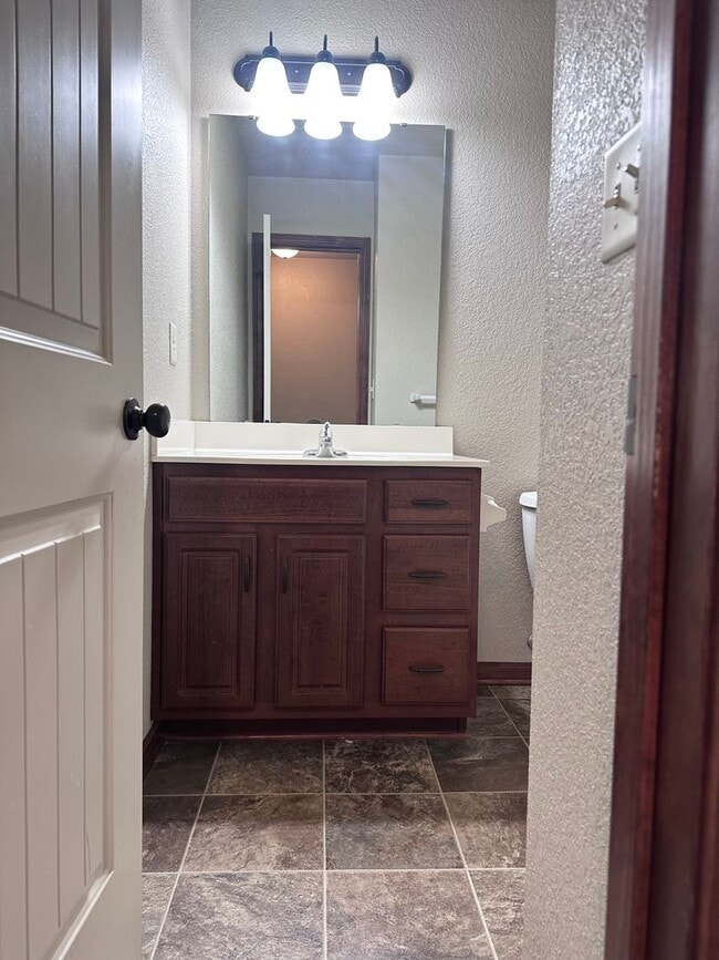 Building Photo - 3 Bed | 2 Bath | 1 Car Garage Single Level Duplex in Blue Springs; Lee’s Summit Schools