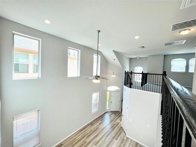 Building Photo - 136 MacArthur Dr