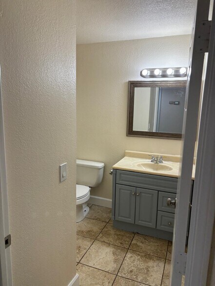 Building Photo - 1727 Melrose Ave