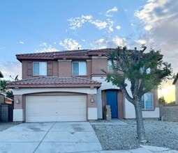 Building Photo - Spacious 5 bedroom home