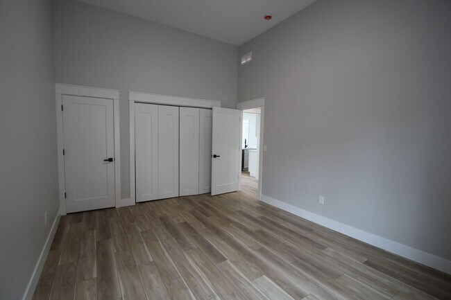 Building Photo - Beautifully remodeled 2 Bed + office apartment in Downtown Panora