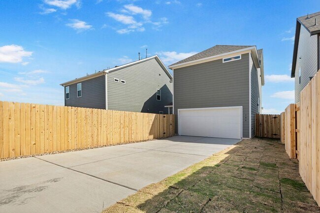 Building Photo - 104 Woodrow Ln