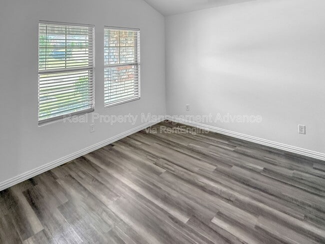 Building Photo - 579 White Water Dr