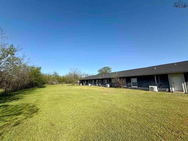 Building Photo - 3201 Southwest Dr