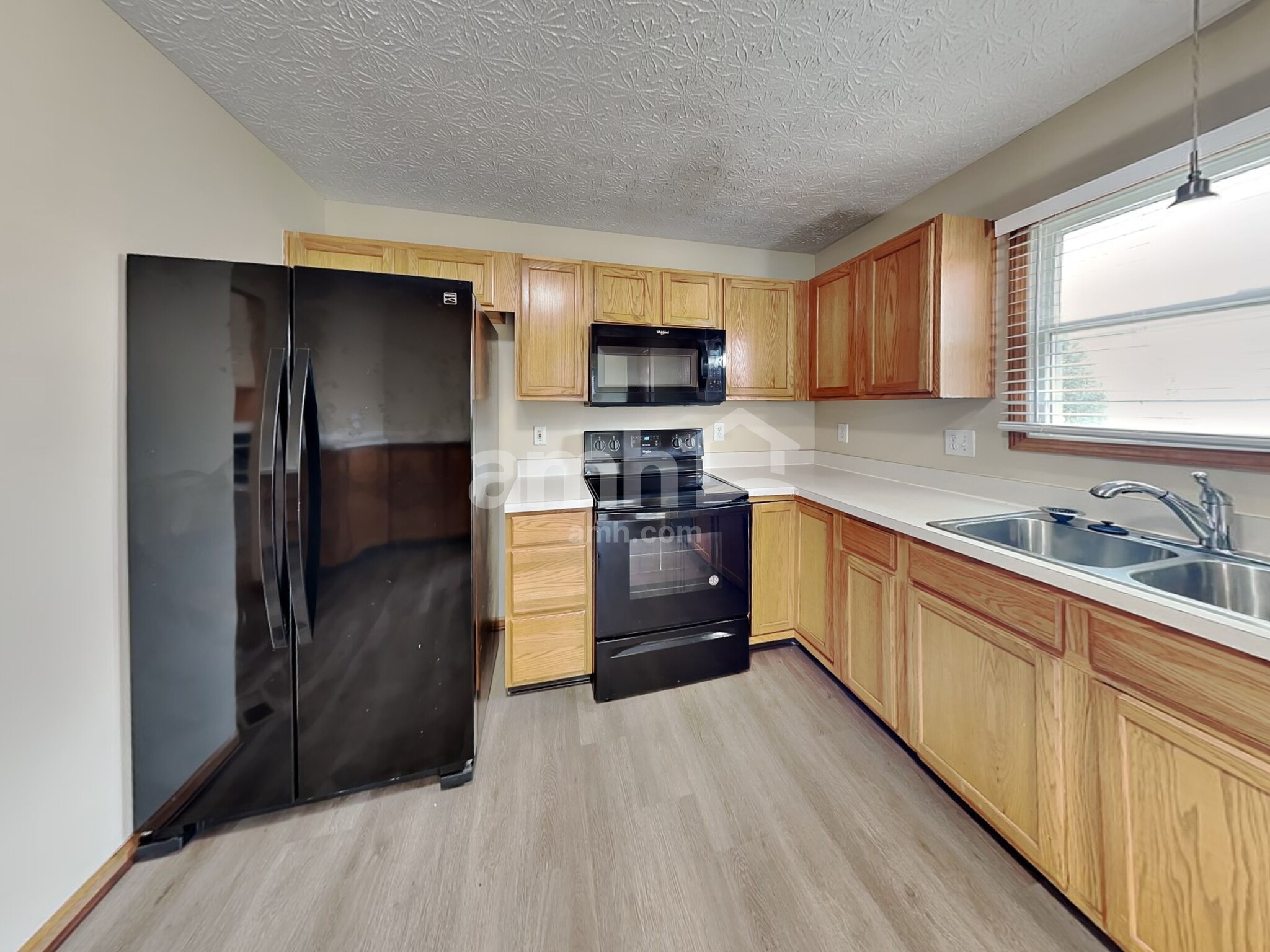 Building Photo - 555 Allis Pl E