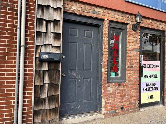 Building Photo - 1313 Jericho Tpke