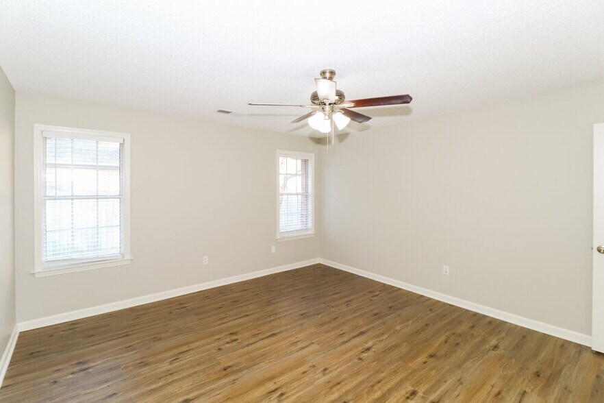 Building Photo - 215 Lakewood Dr