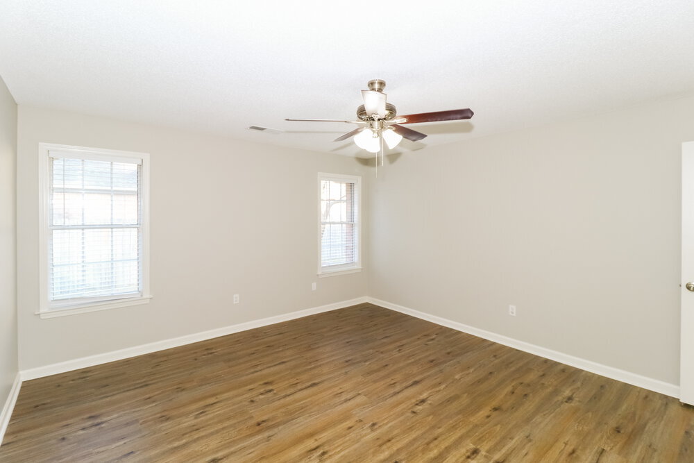 Building Photo - 215 Lakewood Dr