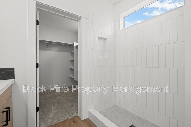 Building Photo - 4642 N Maple Grove Rd