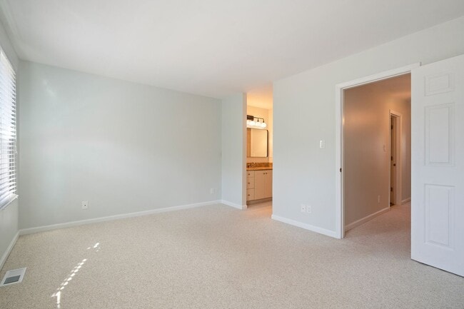Building Photo - Close to UNC - 2 bedroom available now!