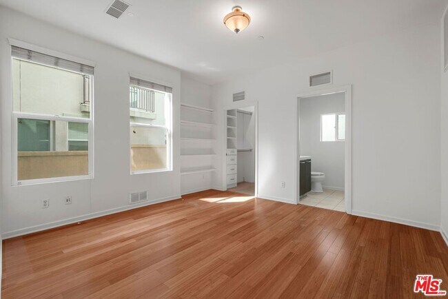 Building Photo - 6531 S Seabluff Dr