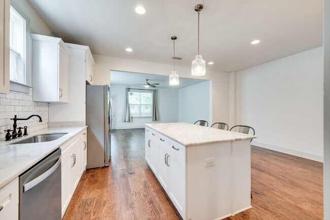 Building Photo - Beautiful 3BE/2.5BA by Invent Communities/...