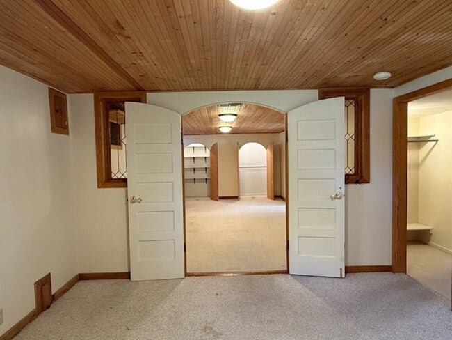 Building Photo - House For Lease