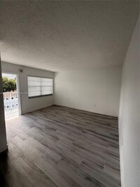 Building Photo - 1629 NW N River Dr