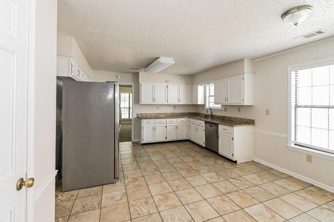 Building Photo - 2239 Easton Dr