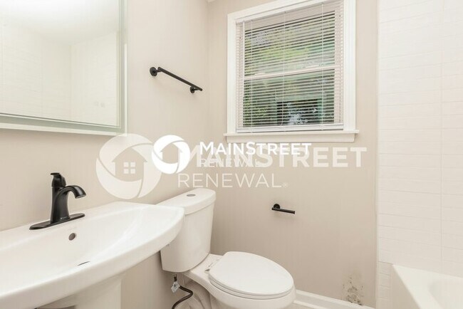 Building Photo - 3 Bedroom Pet-Friendly Home in NASHVILLE, TN with Main Street Renewal