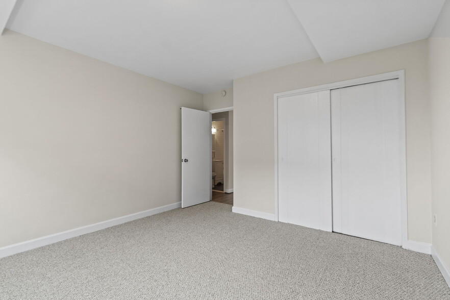 bedroom - 1011 Arlington Blvd