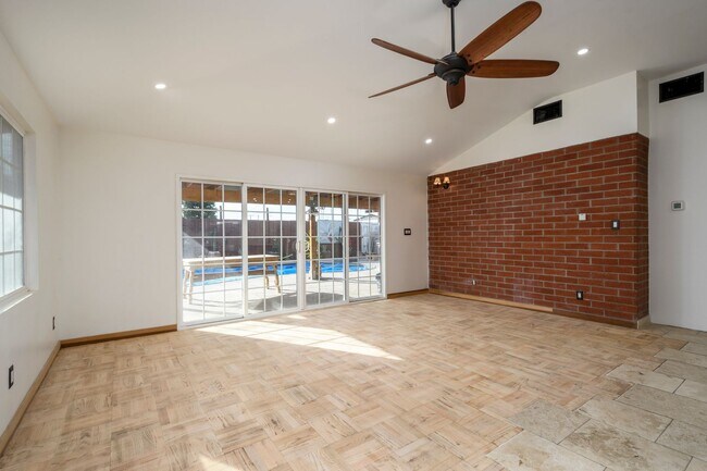 Building Photo - b10436