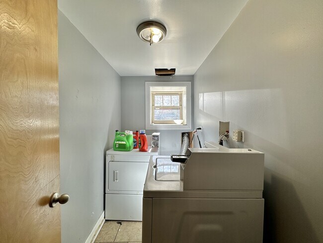 Building Photo - 2835 N Damen Ave